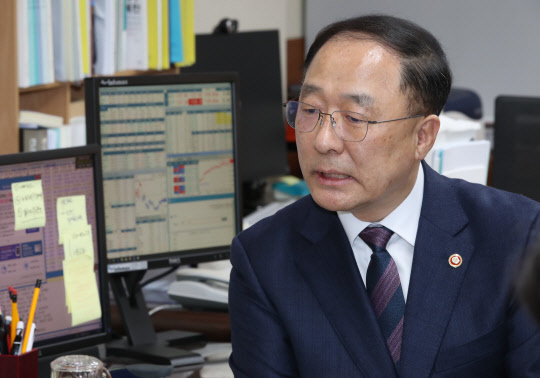 경제부총리 겸 기획재정부 장관으로 내정된 홍남기 국무조정실장이 9일 정부서울청사 집무실에서 소감을 밝히고 있다.   연합뉴스